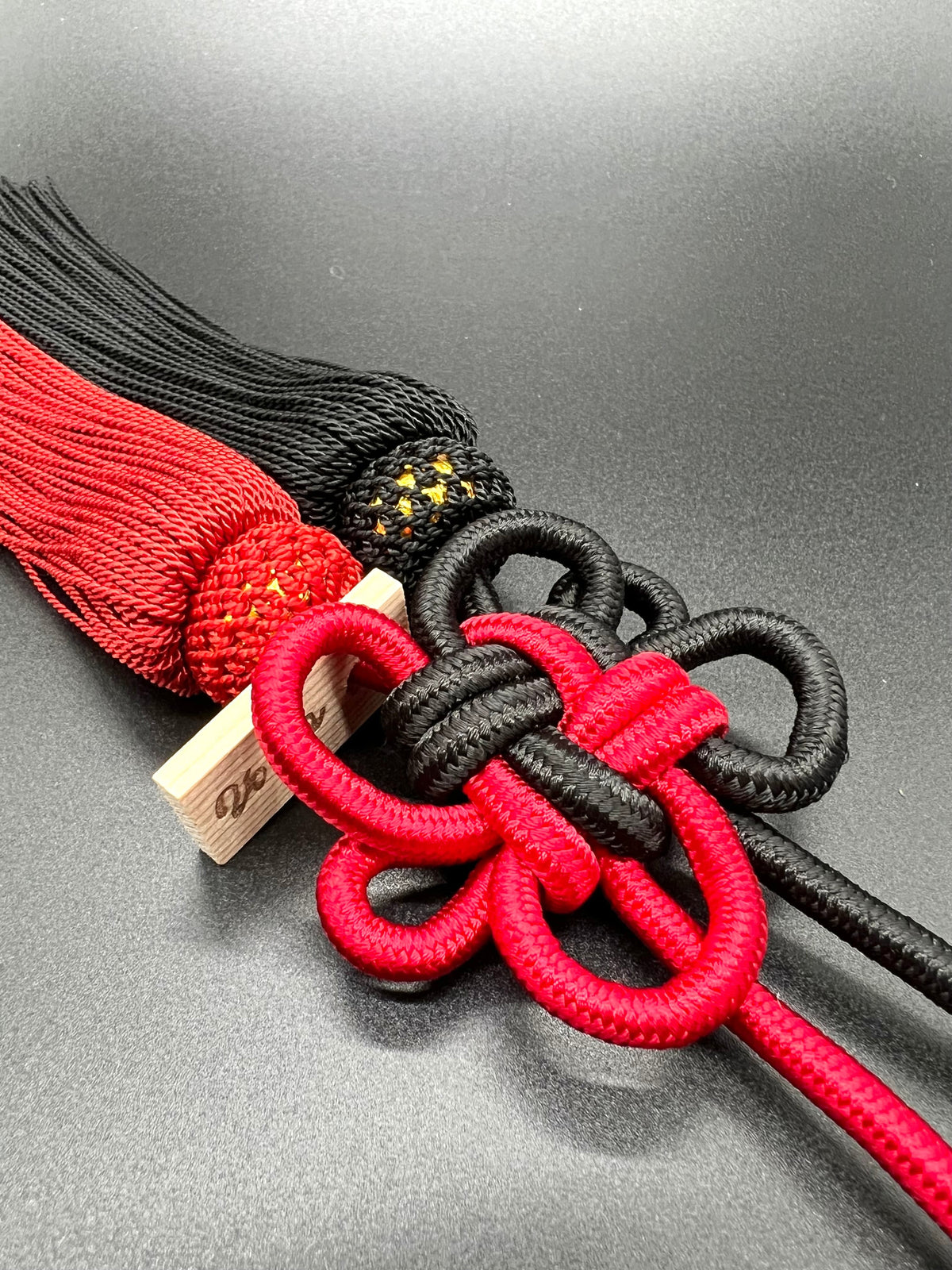Tassel Chrysanthemum-Knot Medium Size Red / Black — image 3