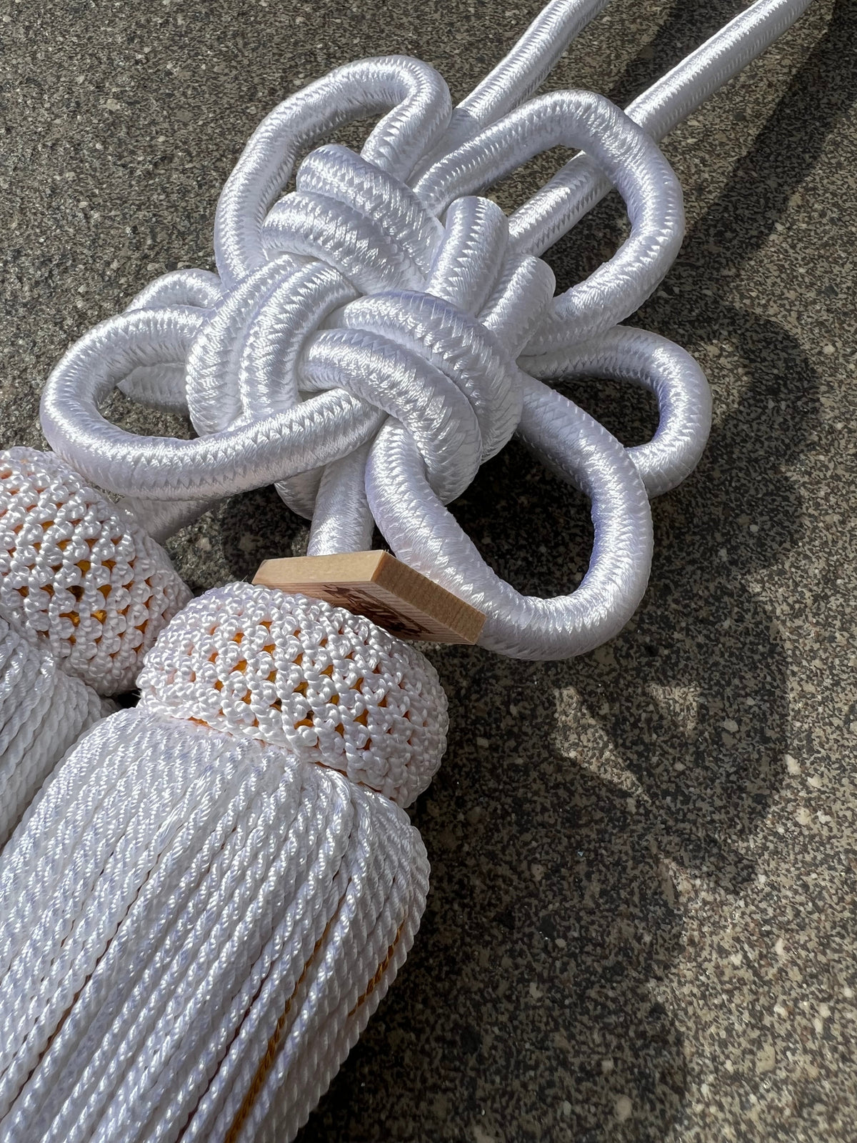 Tassel Chrysanthemum-Knot Large Size White / Gold — image 1