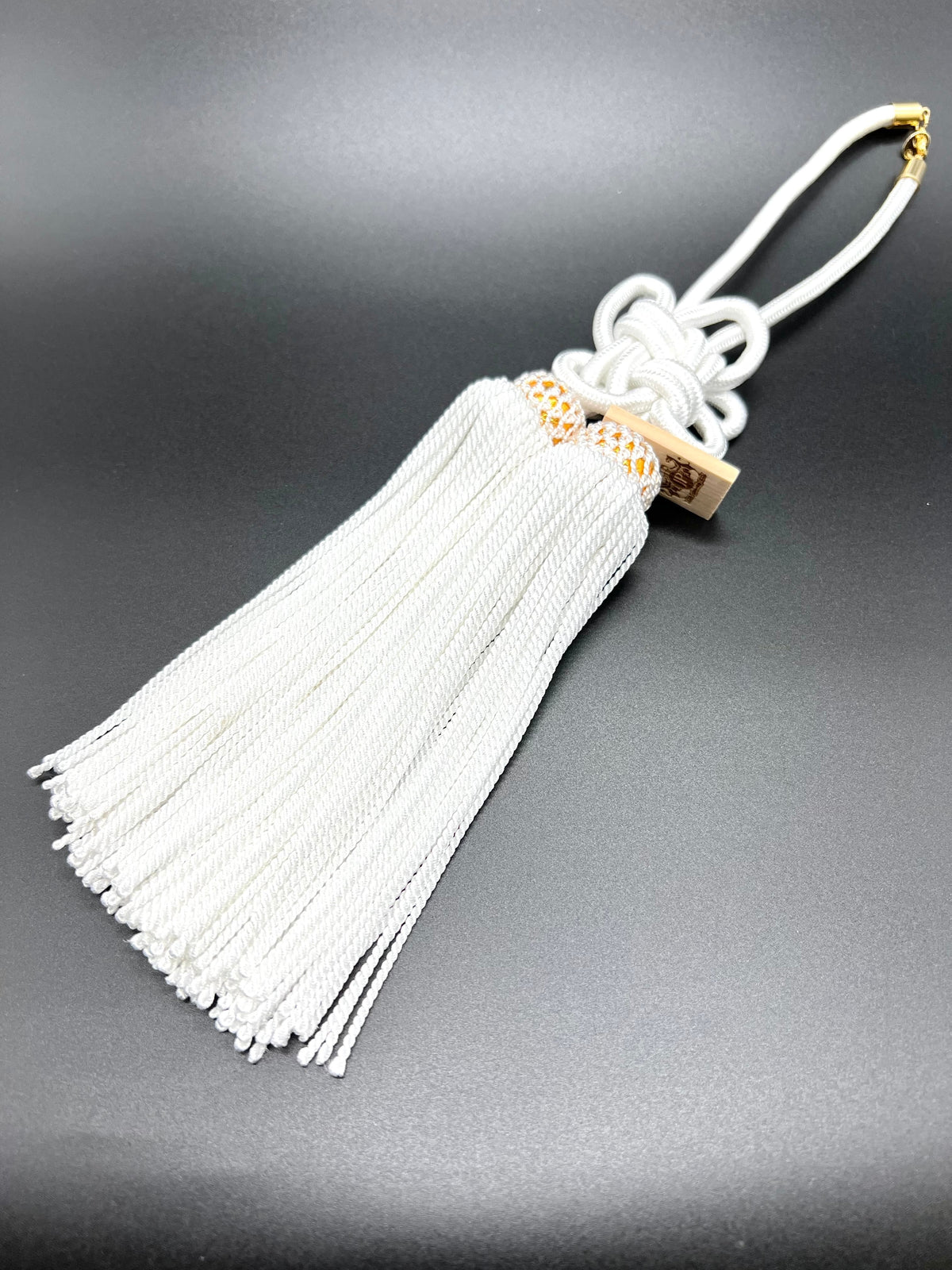 Tassel Chrysanthemum-Knot Medium Size White — image 1