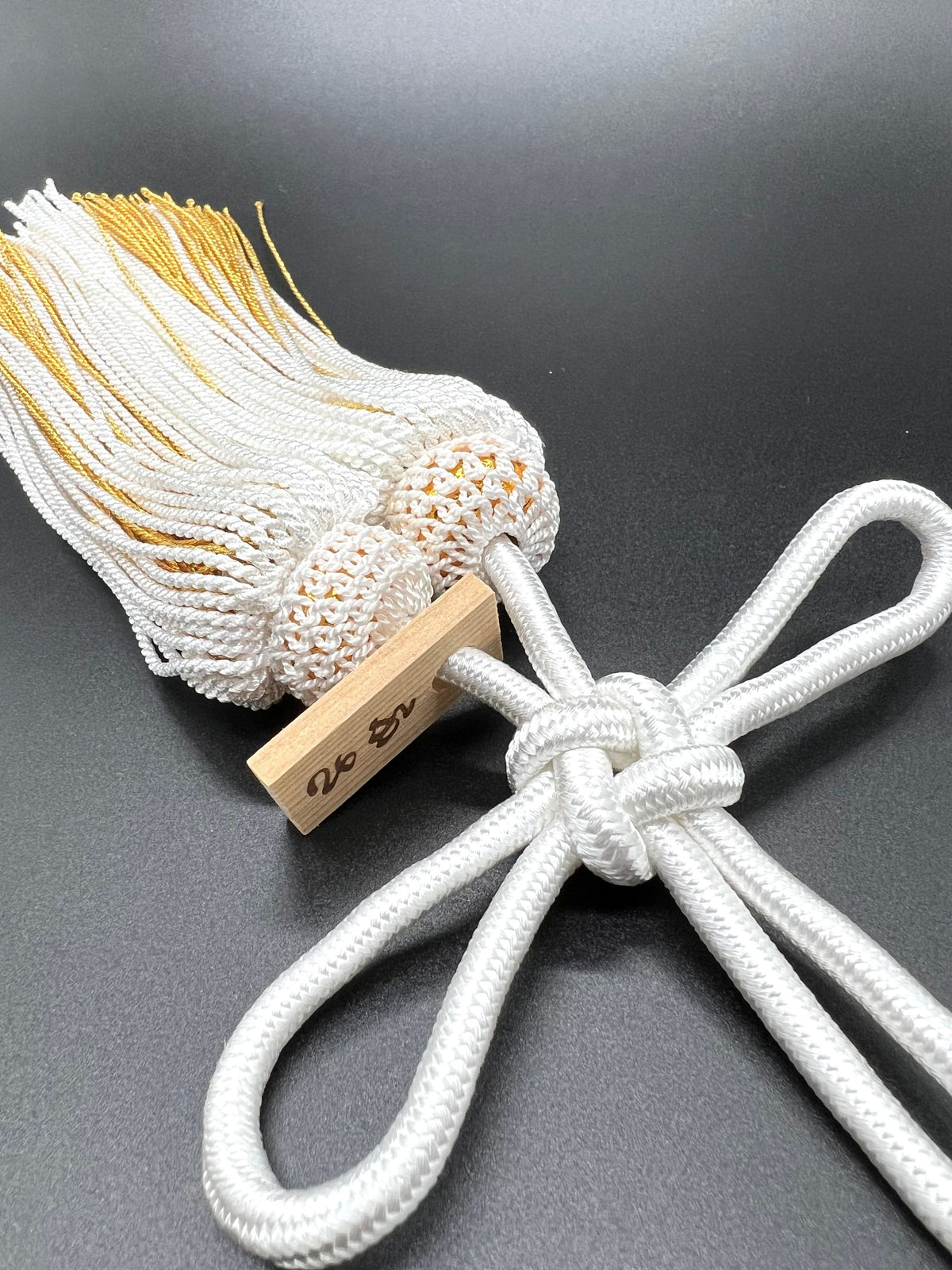 Tassel Agemaki Knot Medium Size White / Gold — image 3