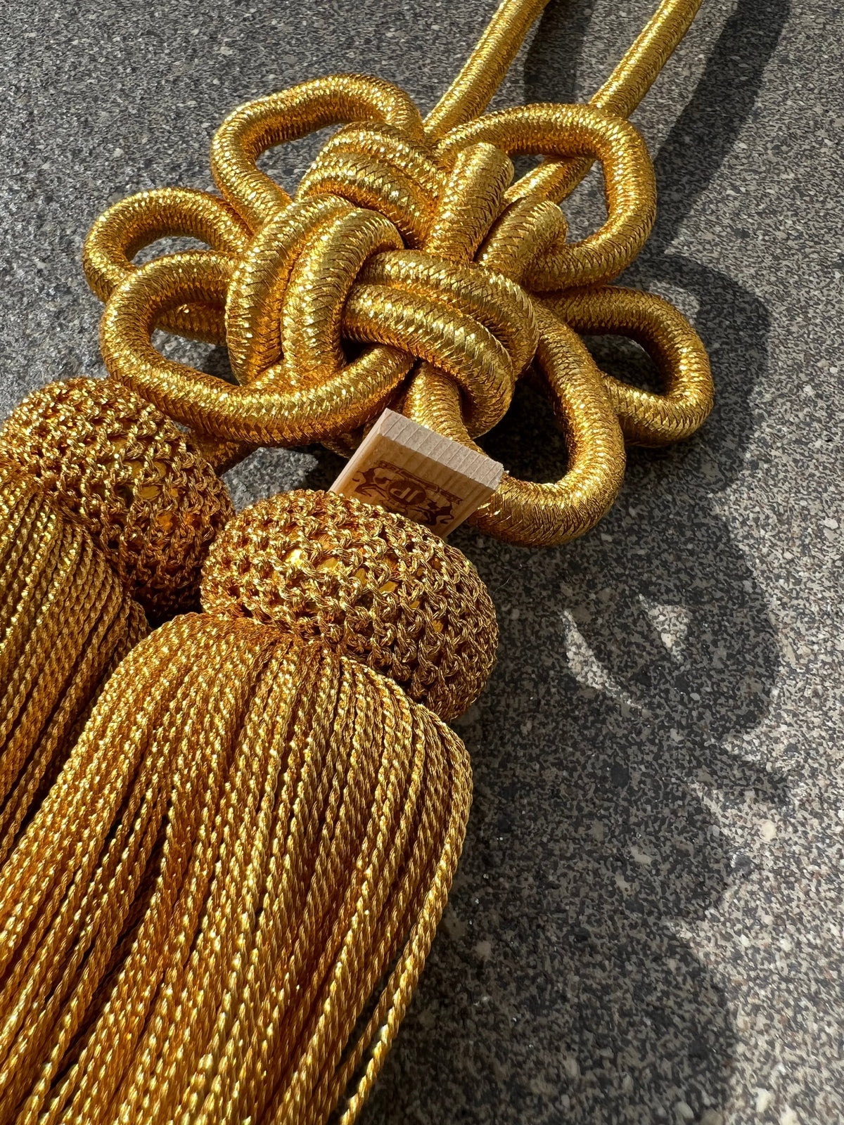 Tassel Chrysanthemum-Knot Large Size Gold — image 1
