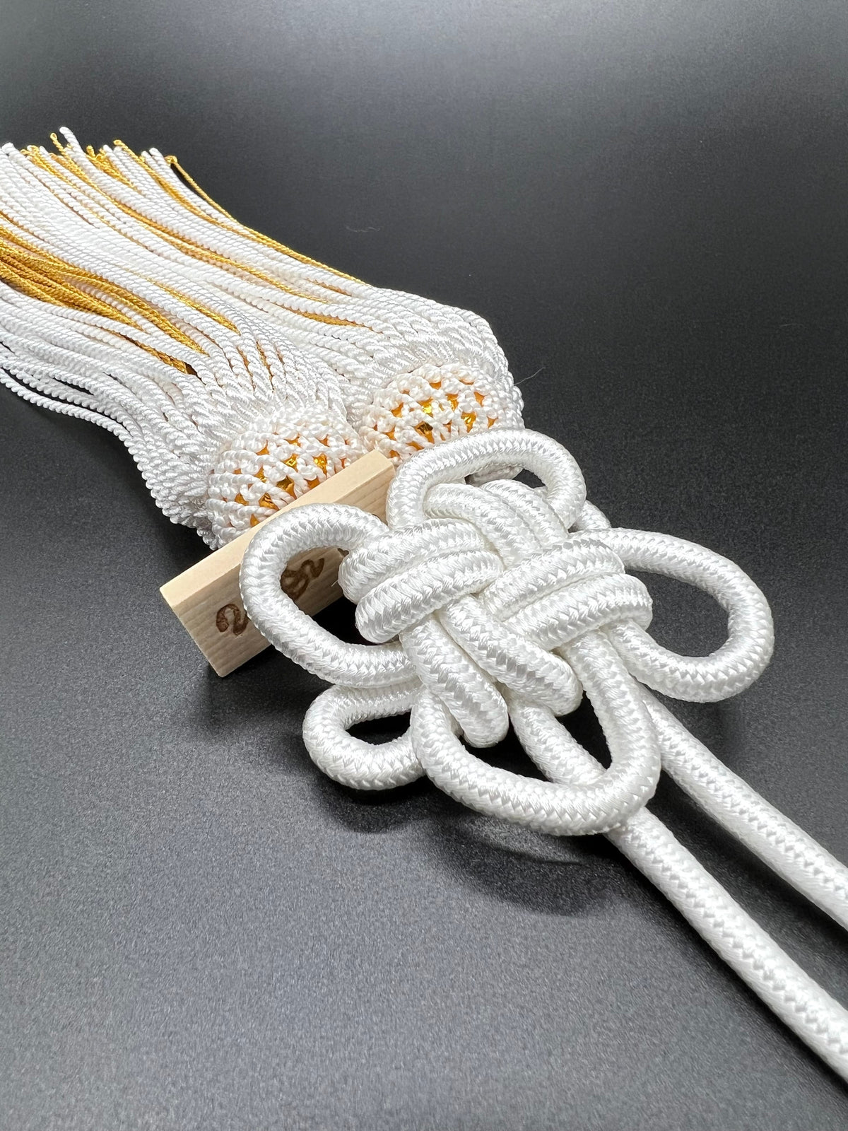 Tassel Chrysanthemum-Knot Medium Size White / Gold — image 1