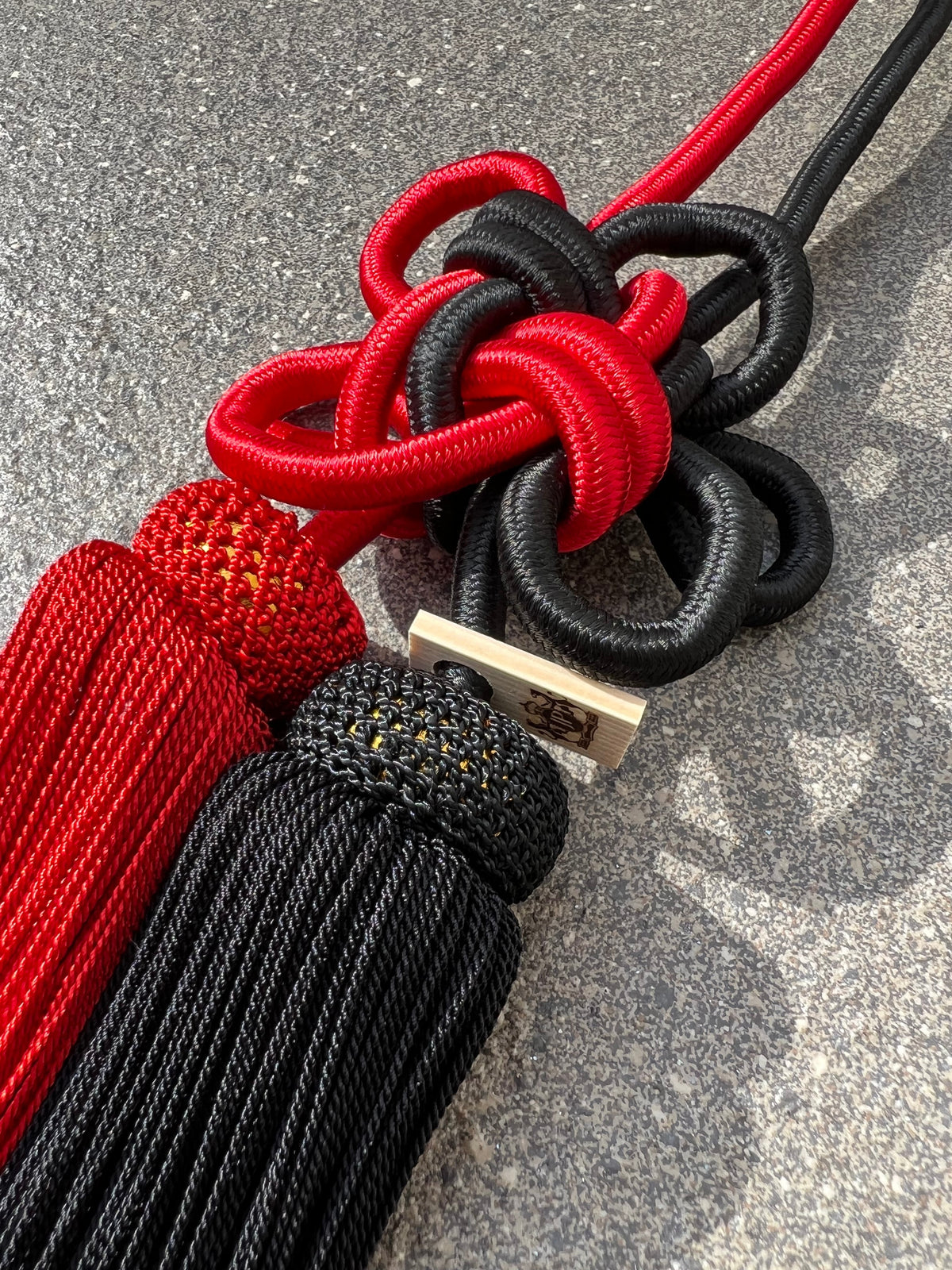 Tassel Chrysanthemum-Knot Large Size Red / Black — image 1