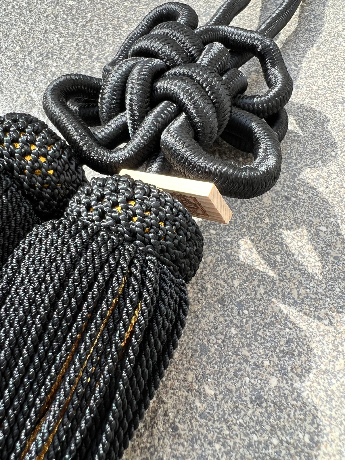 Tassel Chrysanthemum-Knot Large Size Black / Gold — image 1