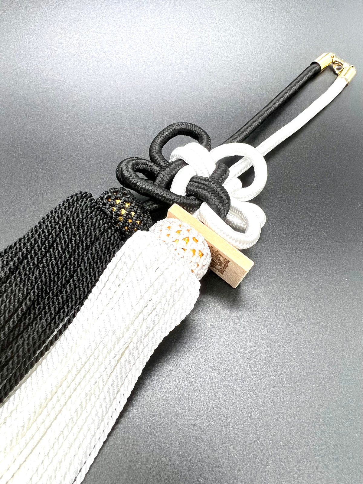 Tassel Chrysanthemum-Knot Medium Size Black / White — image 2