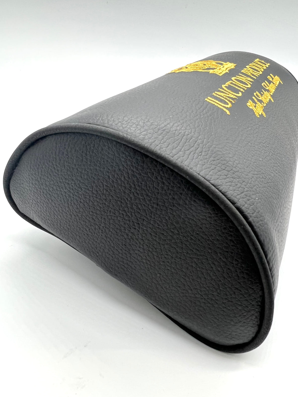 Script-Style Neck Pad Black × Gold — image 3
