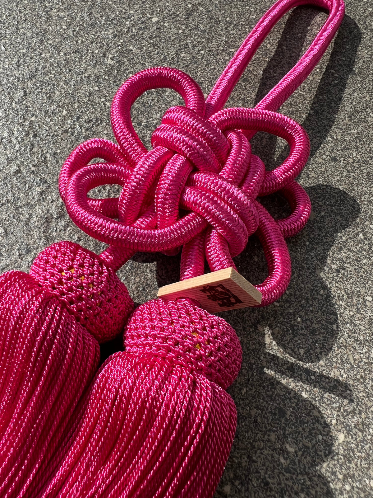 Tassel Chrysanthemum-Knot Large Size Shocking Pink — image 1