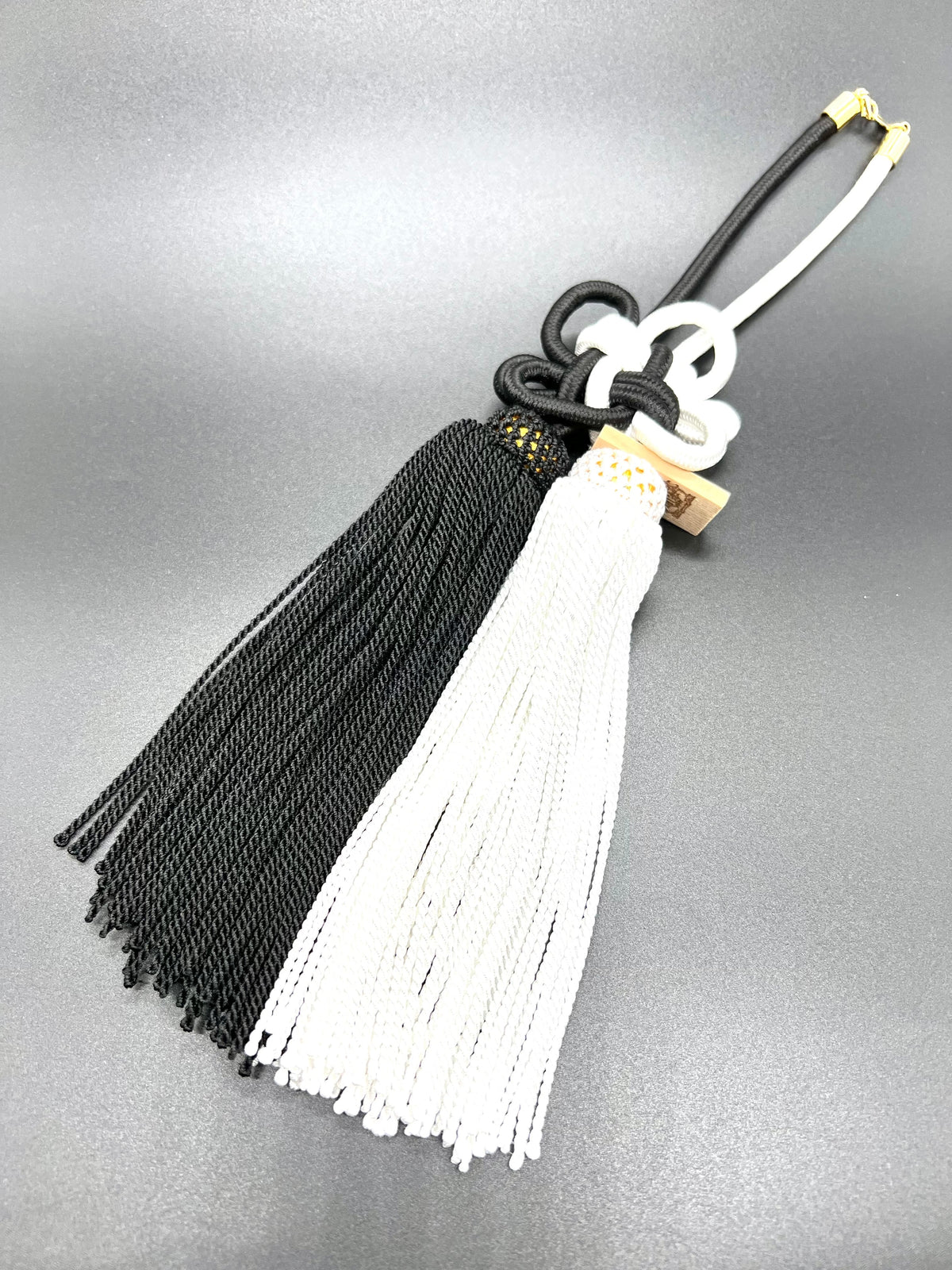 Tassel Chrysanthemum-Knot Medium Size Black / White — image 1