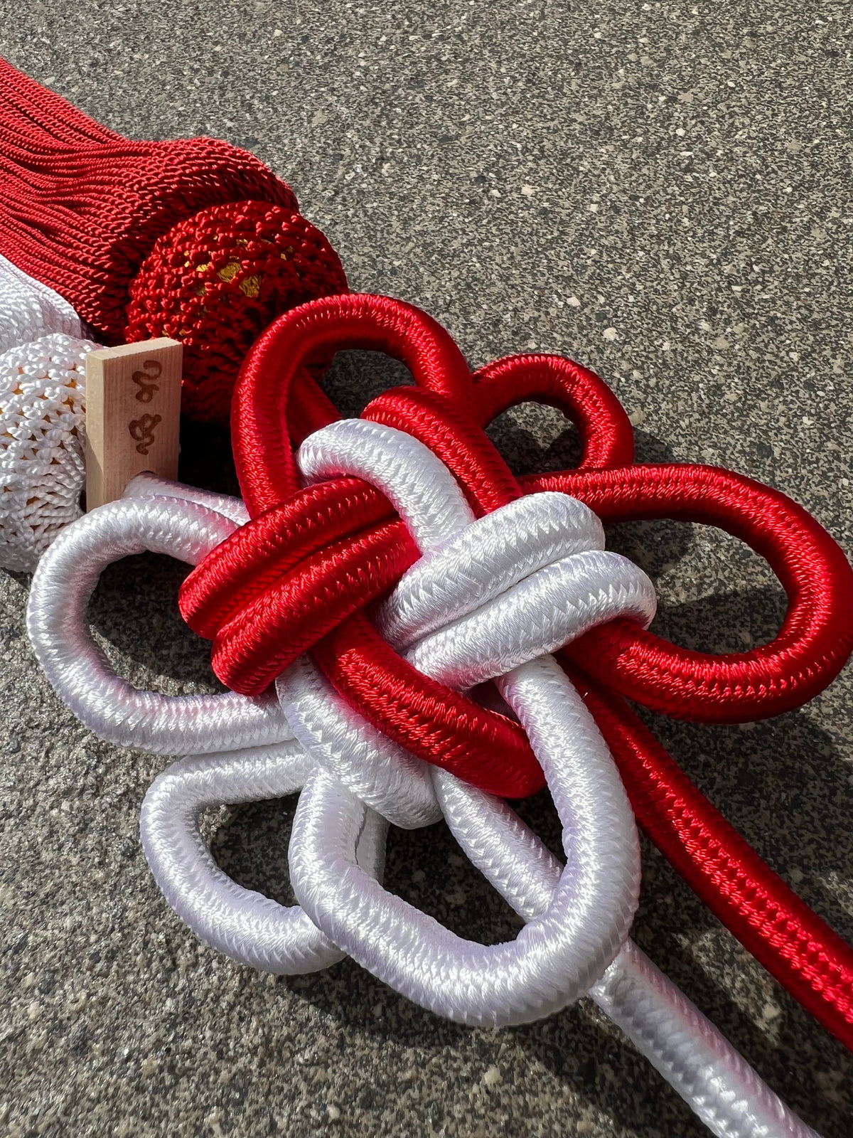 Tassel Chrysanthemum-Knot Large Size Red / White — image 3
