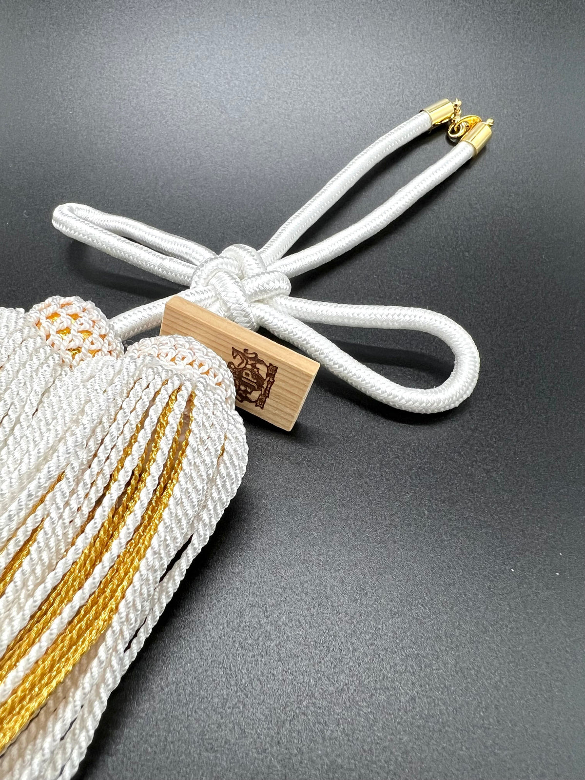 Tassel Agemaki Knot Medium Size White / Gold — image 2