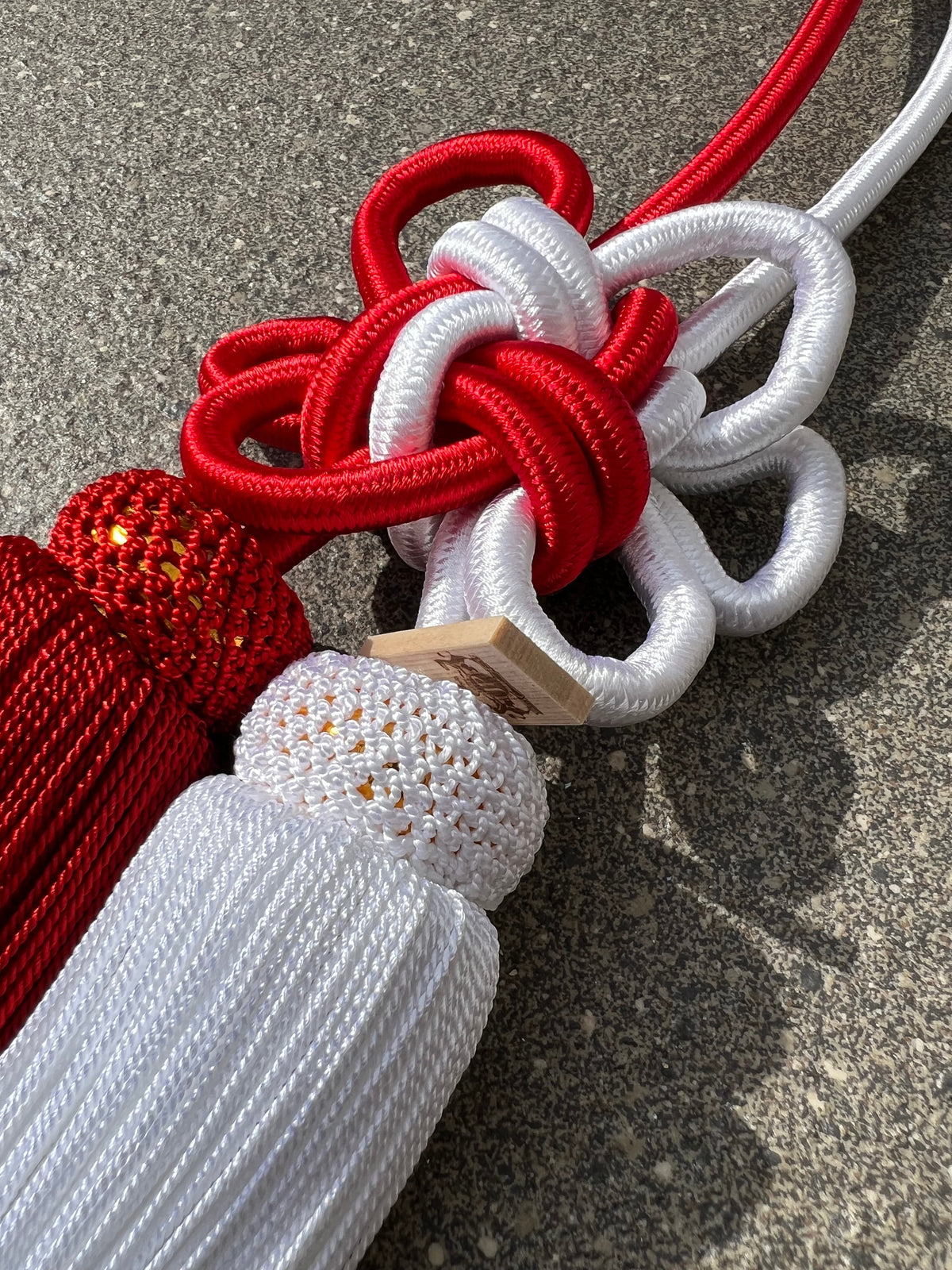 Tassel Chrysanthemum-Knot Large Size Red / White — image 1