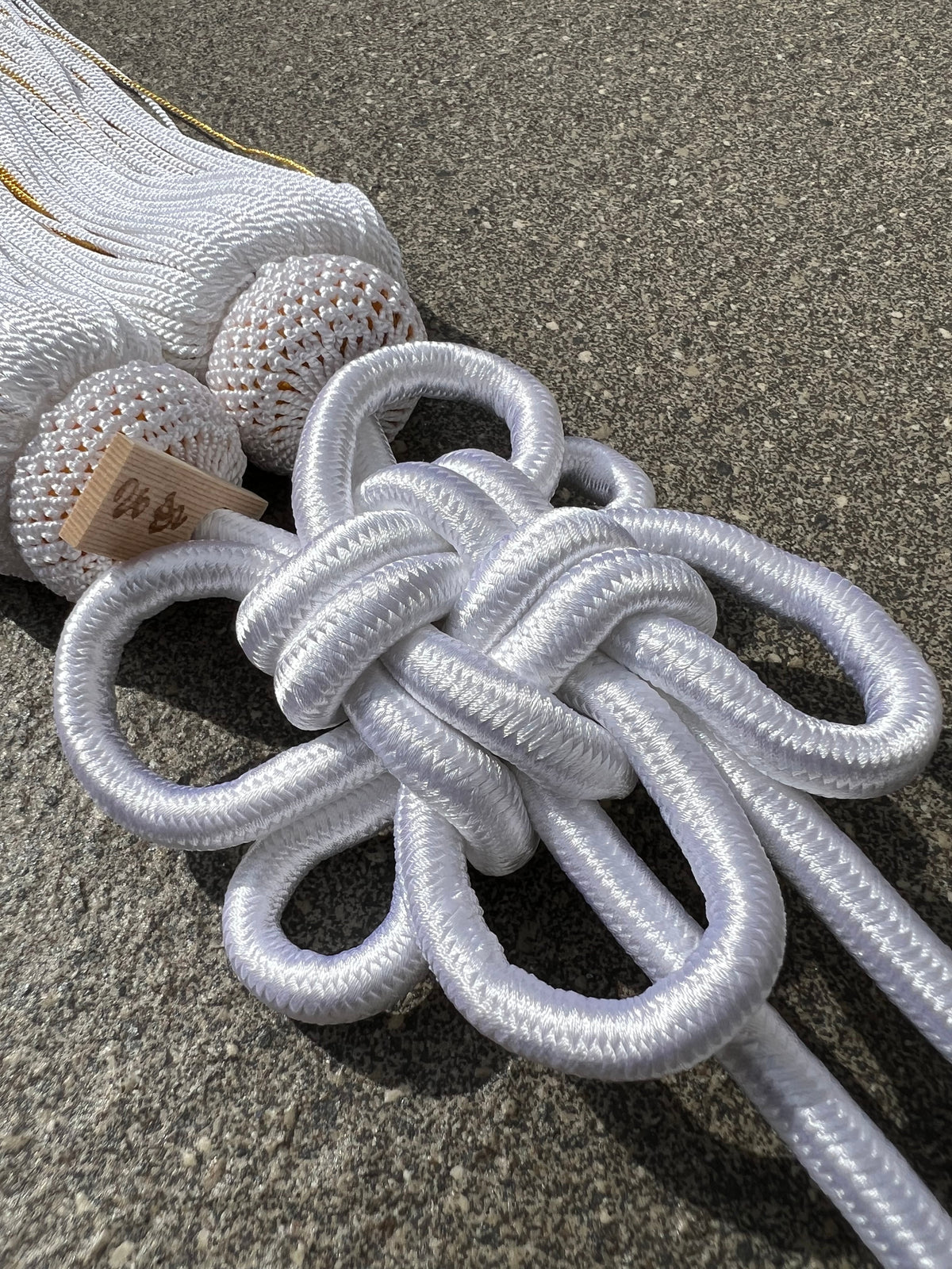 Tassel Chrysanthemum-Knot Large Size White / Gold — image 3