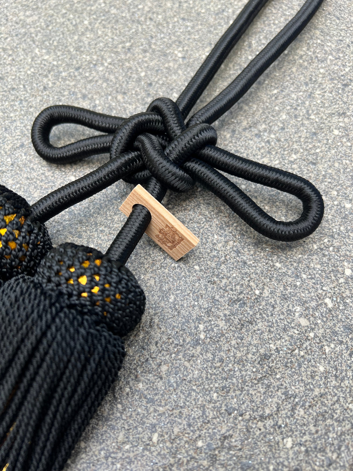 Tassel Agemaki Knot Large Size Black / Gold — image 1