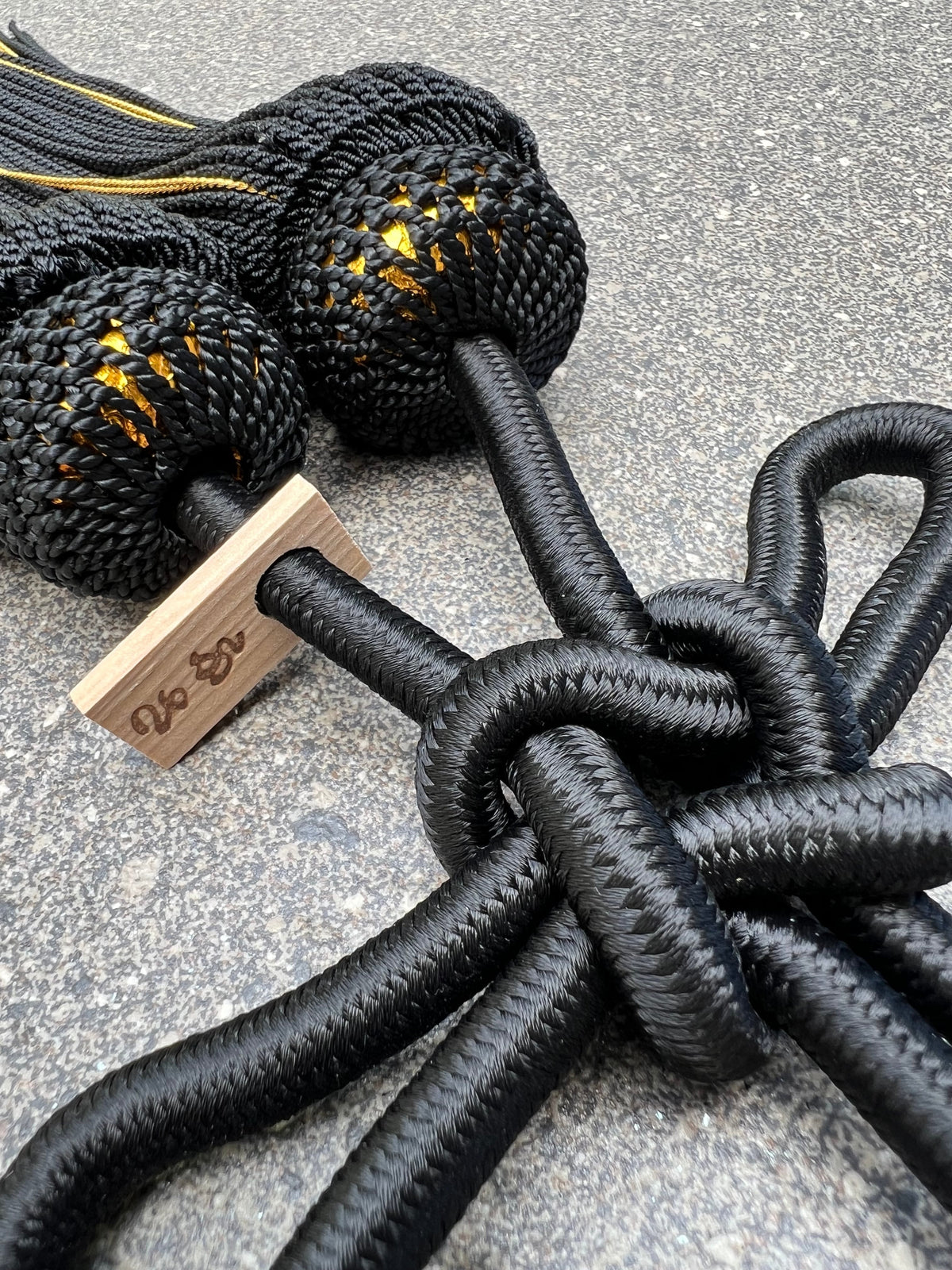 Tassel Agemaki Knot Large Size Black / Gold — image 3