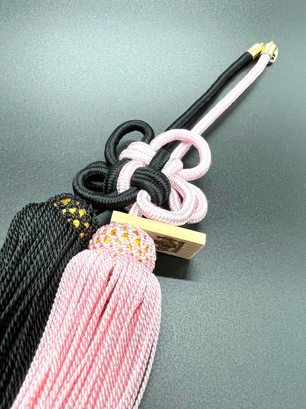 Tassel Chrysanthemum-Knot Medium Size Black Pink — image 2