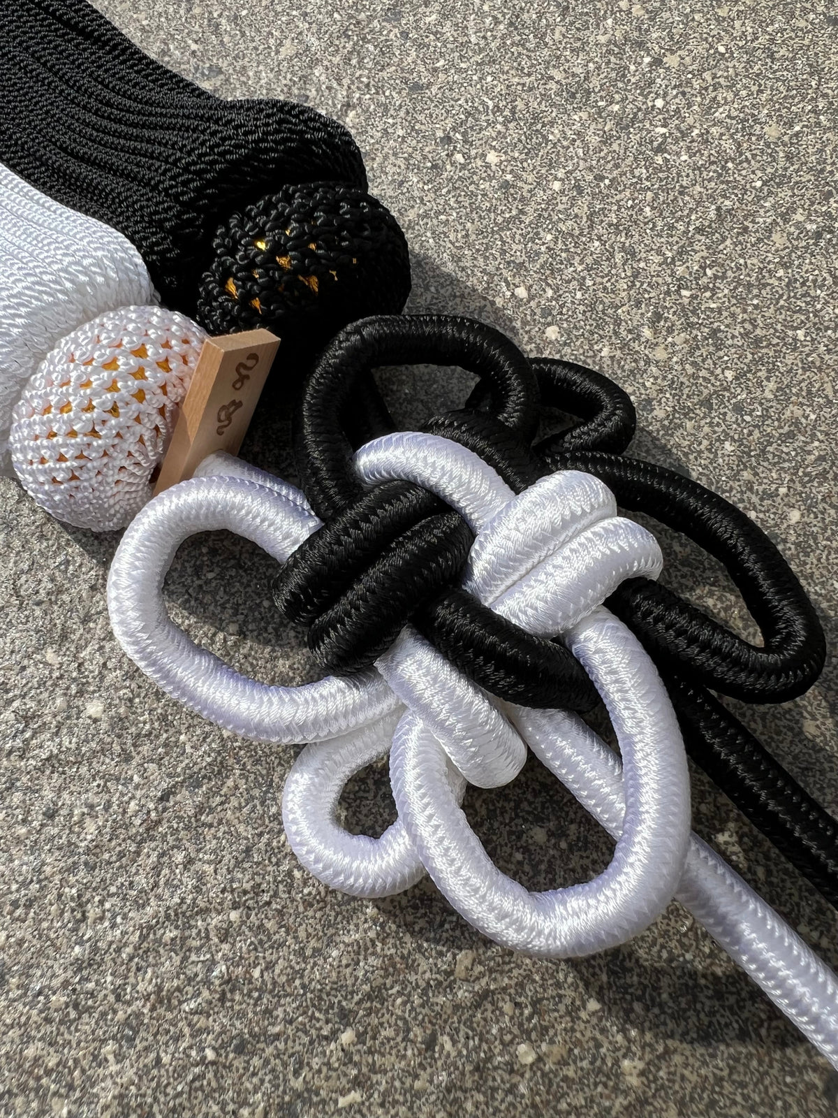Tassel Chrysanthemum-Knot Large Size Black / White — image 3