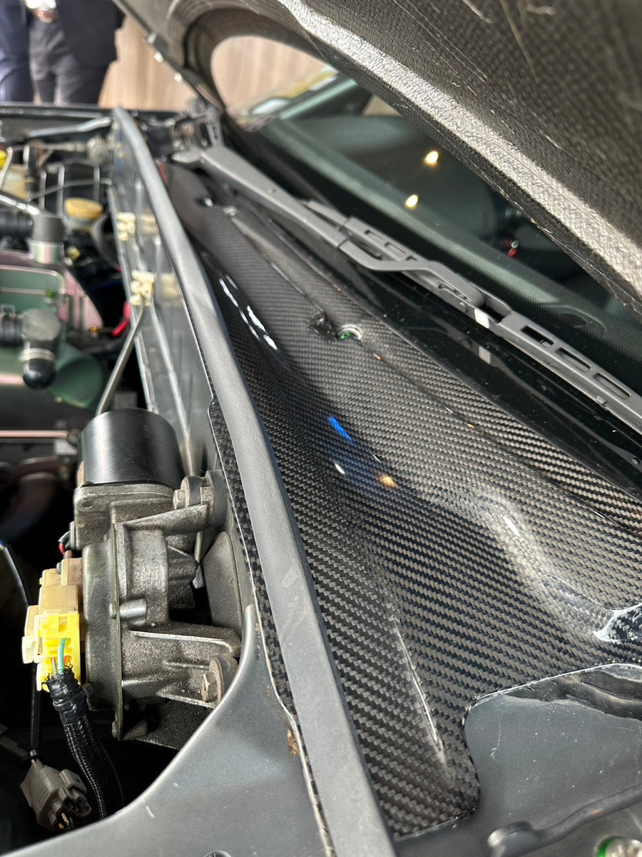 Carbon cowl top for R32 — image 1
