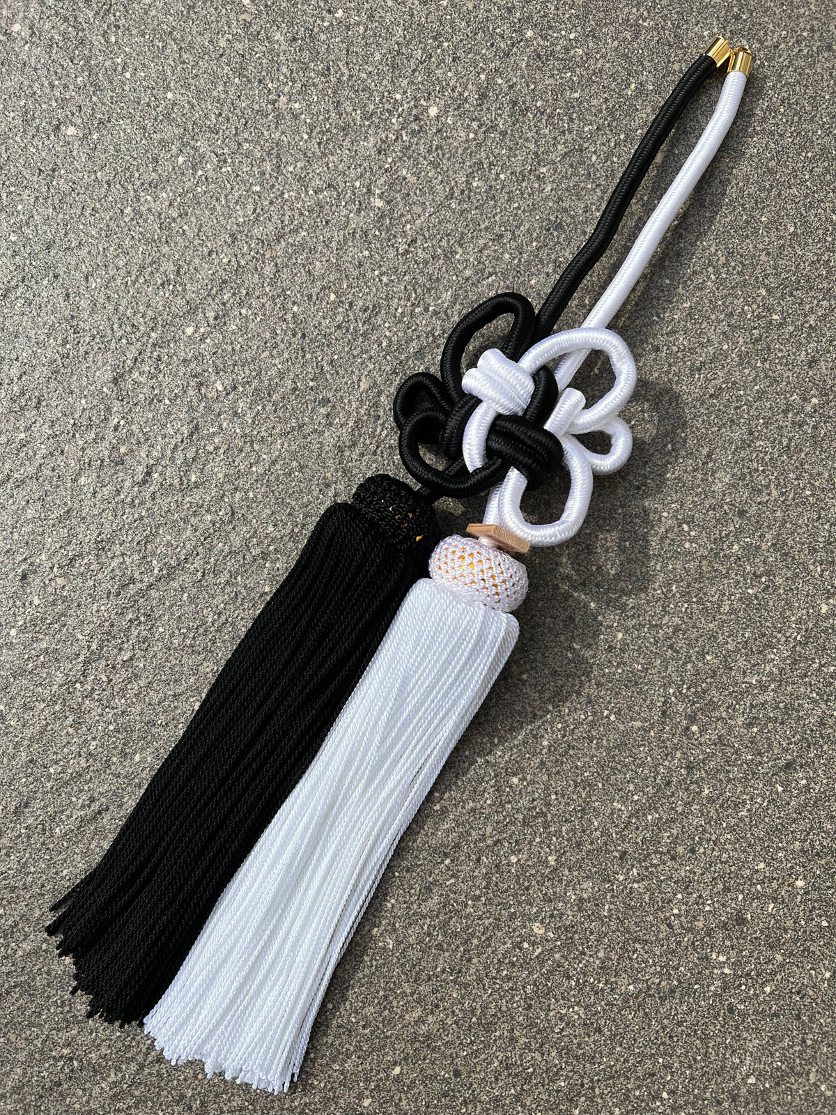 Tassel Chrysanthemum-Knot Large Size Black / White — image 2