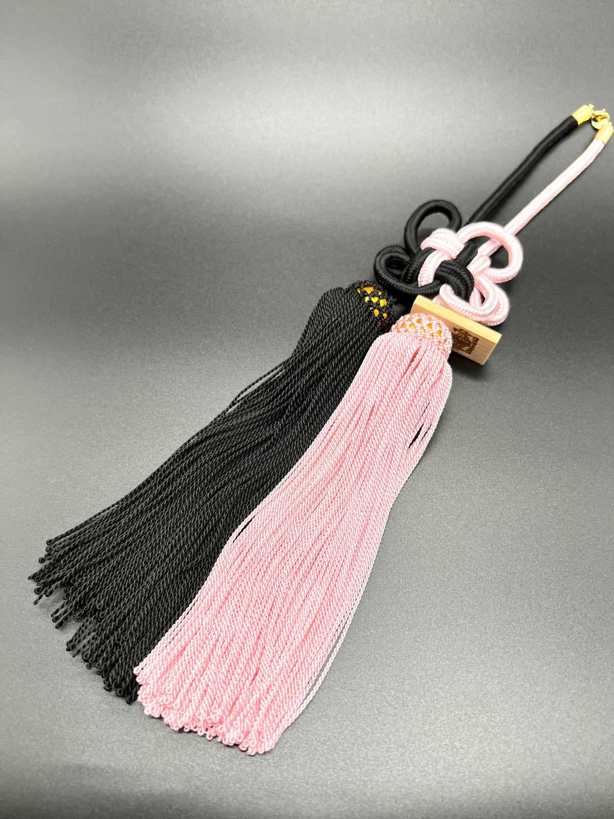 Tassel Chrysanthemum-Knot Medium Size Black Pink — image 1