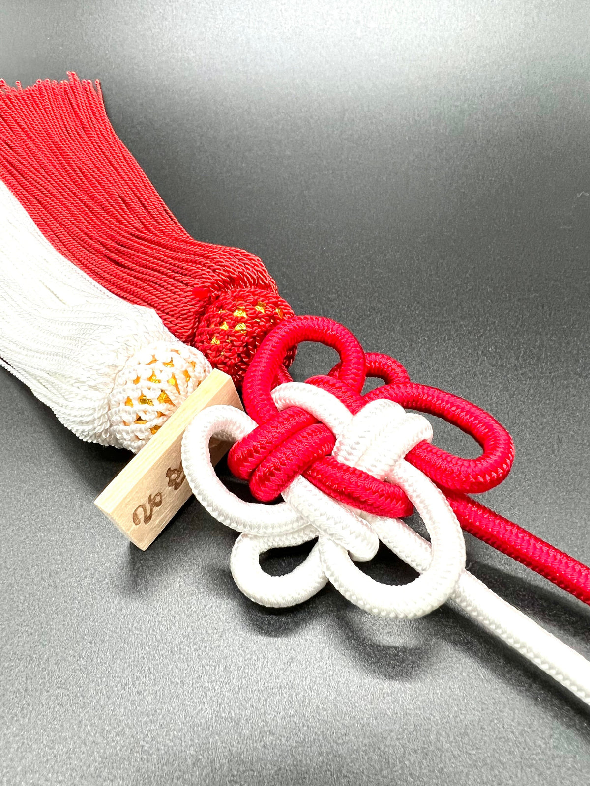 Tassel Chrysanthemum-Knot Medium Size Red / White — image 3