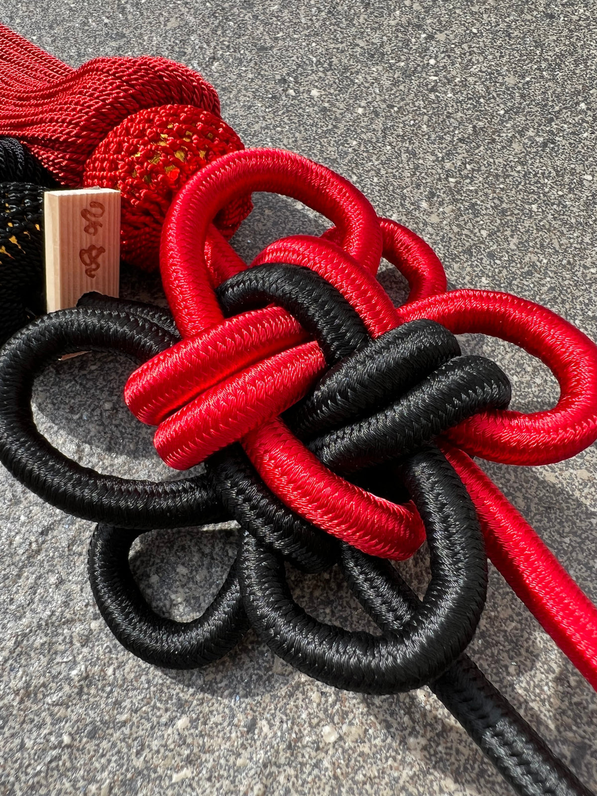 Tassel Chrysanthemum-Knot Large Size Red / Black — image 3