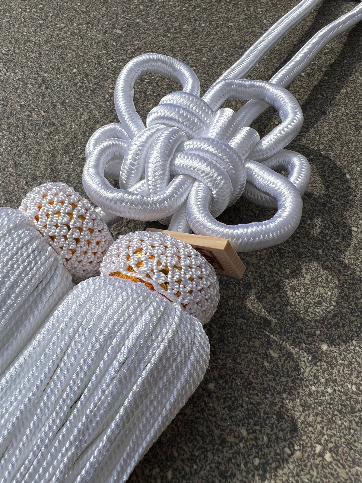 Tassel Chrysanthemum-Knot Large Size White — image 1