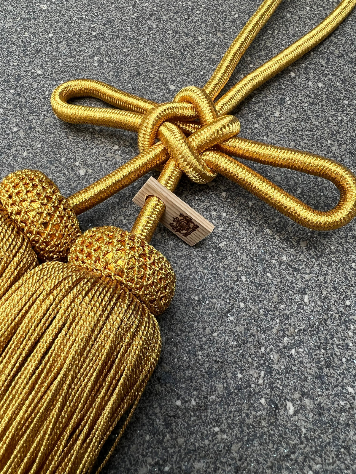 Tassel Agemaki Knot Large Size Gold — image 1