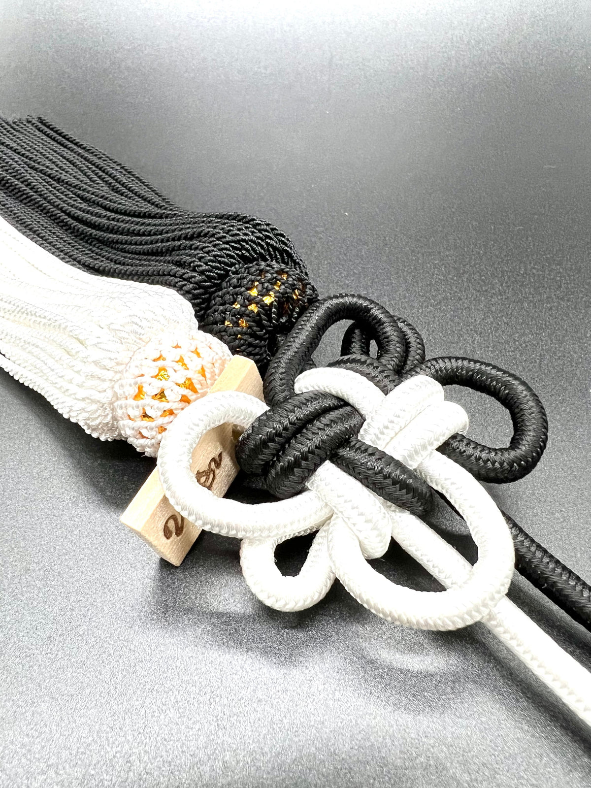 Tassel Chrysanthemum-Knot Medium Size Black / White — image 3